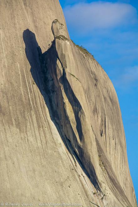 Imagem aproximada dos detalhes na Pedra Azul-.